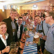 Die FDP am Oktoberfest – und nur der Stadtpräsident hat keine Mass in der Hand: Gemeinderätin Andrea Ferraro, Anders Stokholm, die Gemeinderäte Sandro Erné und Stefan Vontobel, Stefan Duewell, Ehemann von Gemeinderätin Ursula Duewell, die vor ihm steht, sowie die Gemeinderäte Claudio Bernold und Michael Lerch. (Bild: www.facebook.com/FDPFrauenfeld)