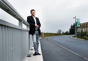 Der Walchwiler Gemeindepräsident Tobias Hürlimann auf der neuen Oberdorfstrasse. (Bild: Stefan Kaiser (Walchwil, 5. Oktober 2018))