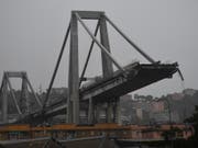 Trotz Katastrophenschäden wie dem Einsturz der Autobahnbrücke in Genua ist die Swiss Re in den ersten neun Monaten in die Gewinnzone zurückgekehrt. (Bild: KEYSTONE/EPA ANSA/LUCA ZENNARO)