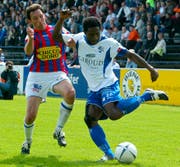 FCL-Stürmer Jean-Michel Tchouga (rechts) gegen Chiassos Marco Sandrinelli im letzten Pflichtspiel der beiden Vereine vor zwölf Jahren in der Challenge League - Luzern siegte im alten Allmendstadion 2:1. (Bild: Urs Flüeler/Keystone (Luzern, 23. April 2006))