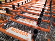 Migros-Angestellte dürfen sich auf mehr Lohn freuen. Mit einem der Sozialpartner kam allerdings keine Einigung zustande. (Bild: KEYSTONE/GAETAN BALLY)
