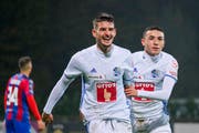 61. Minute: Die Luzerner Stefan Knezevic (links) und Ruben Varga bejubeln das Führungstor. Bild: Martin Meienberger/Freshfocus (Chiasso, 1. November 2018)