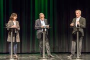 Diksussionsrunde auf der Bühne im Dreispitz: Die Kandidaten Seraina Perini und Markus Baiker stellen sich den Fragen von Moderator Edgar Sidamgrotzki (Mitte).