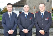 Bruno Suter (Mitte), flankiert von Regierungsrat André Rüeggsegger und Kdt Oberstlt Damian Meier.
