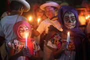 Zwei Mädchen huldigen ihren toten Vorfahren am "Tag der Toten" in Mexiko. (Bild: EPA/ALONSO CUPUL)