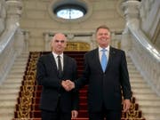 Alain Berset (l.) und Klaus Iohannis am Donnerstag in Bukarest. (Bild: Keystone/AP/Andreea Alexandru)