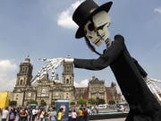 Das Skelett gehört dazu: Der Tag der Toten ist in Mexiko einer der wichtigsten Feiertage, an dem der Verstorbenen gedacht wird. (Bild: KEYSTONE/EPA EFE/MARIO GUZMAN)