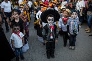 Kinder an einer Parade in Juchitan, Mexiko. (Bild: AP Photo/Rodrigo Abd)