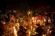 Menschen in Oaxaca, Mexiko, besuchen ihre Angehörigen auf dem Friedhof. (Bild: EPA/Mario Arturo Martãnez)
