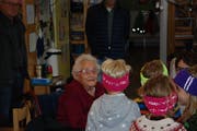 Die Übergabe der gestrickten Leuchtstirnbänder hat Bewohnerinnen des Altersheims mit den Kindergärtlern zusammengeführt. (Bild: Flurina Lüchinger)