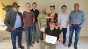 Sie durften sich am Ausschiessen der Schiessgemeinschaft Altdorf/Flüelen als Sieger in diversen Stichen und Meisterschaften feiern lassen; von links: Lorenz Zurfluh, Michael Epp, Noel Hürlimann, Andreas Zieri, Simone Epp, Beda Bellmont (kniend), Stefan Gisler und Peter Aregger. (Bild: PD (Altdorf, 27. Oktober 2018)