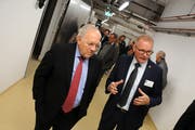 Johann Schneider-Ammann auf dem Rundgang mit VR-Präsident Hansruedi Aggeler.