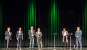 Moderator Edgar Sidamgrotzki diskutiert mit Markus Brüllmann, dem einzigen Kandidat für den freiwerdenden Sitz in der Stadtregierung, und den Bisherigen Ernst Zülle, Thomas Beringer, Dorena Raggenbass und Stadtpräsident Thomas Niederberger auf der Bühne. (Bild: Reto Martin)