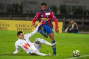 Luzerns Ruben Vargas (links) kann gegen Chiassos Battista Facundo klären. (Bild: Pablo Gianinazzi / Keystone (Chiasso, 1. November 2018))