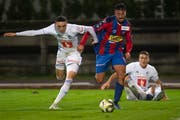 Laufduell zwischen Luzerns Ruben Vargas (links) und Battista Facundo. (Bild: Pablo Gianinazzi / Keystone (Chiasso, 1. November 2018))