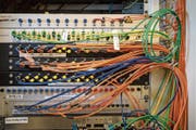 In der Gossauer Informatikabteilung türmt sich die Arbeit. (Bild: Michel Canonica)