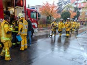 Die Genfer Feuerwehr stand in der Nacht auf Donnerstag im Dauereinsatz. Bei einem Löscheinsatz in einer Tiefgarage im Vorort Petit-Lancy am frühen Morgen wurde ein Feuerwehrmann verletzt. (Bild: KEYSTONE/MARTIAL TREZZINI)
