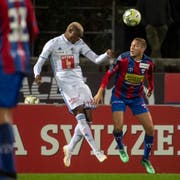 Blessing Eleke mit einem Kopfball (Bild: Pablo Gianinazzi / Keystone (Chiasso, 1. November 2018))