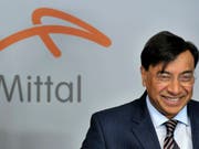 Abschreibungen für verkaufte Geschäftsbereiche sogen beim Stahlkocher ArcelorMittal für einen Einbruch des Reingewinns. Im Bild Firmenchef Lakhsmi Mittal. (Archiv). (Bild: KEYSTONE/EPA/NICOLAS BOUVY)