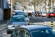 Stockender Verkehr auf der Rheinstrasse in Frauenfeld. (Bild: Donato Caspari)