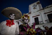 Die Kostümierung gehört zum "Tag der Toten" in Mexiko. (Bild: AP Photo/Rodrigo Abd)
