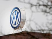 Gegen den deutschen Autobauer VW ist wegen des Abgasskandals nach Inkrafttreten eines neuen Gesetzes am Donnerstag eine Klagewelle angerollt. (Bild: KEYSTONE/EPA/FOCKE STRANGMANN)