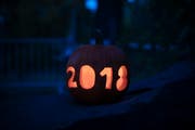 Halloween 2018: Beleuchteter Kürbis im Tierpark Berlin. (Bild: Kamil Zihnioglu/EPA (Berlin, 31. Oktober 2018))