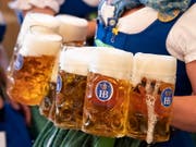 Die Sommerhitze hat den Bierdurst der Deutschen steigen lassen. (Bild: KEYSTONE/EPA/LUKAS BARTH-TUTTAS)