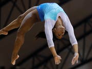 Simone Biles holte trotz zwei Stürzen ihren vierten Mehrkampf-Titel an Weltmeisterschaften und stellte damit einen Rekord auf (Bild: KEYSTONE/AP/VADIM GHIRDA)