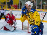 Enzo Corvi nach seinem versenkten Penalty zum Sieg gegen die Rapperswil-Jona Lakers. (Bild: KEYSTONE/PATRICK B. KRAEMER)
