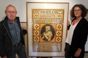 Zunftschreiber Hermann Sieber und Kuratorin Helga Sandl mit einem von Carl Roesch gestalteten Plakat. (Bild: Ernst Hunkeler)