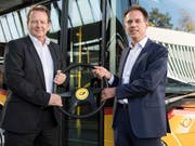 Christian Plüss (rechts) übernimmt das Steuer vom interimistischen PostAuto-Chef Thomas Baur. (Bild: KEYSTONE/PETER SCHNEIDER)