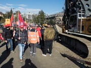 Auf der Grossbaustelle am Berner Bahnhof haben hunderte Bauarbeiter am Donnerstagmorgen gegen mögliche Verschlechterungen im Gesamtarbeitsvertrag protestiert. (Bild: KEYSTONE/PETER SCHNEIDER)