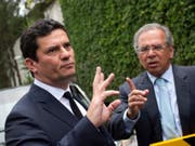 Der Korruptionsermittler Sérgio Moro (l.)wird Justizminister in Brasilien. (Bild: KEYSTONE/AP/SILVIA IZQUIERDO)