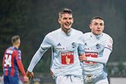 61. Minute: Die Luzerner Stefan Knezevic (links) und Ruben Vargas bejubeln das Führungstor. (Bild: Martin Meienberger/Freshfocus (Chiasso, 1. November 2018))