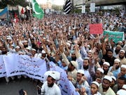 Tausende folgen in Pakistan den Aufrufen radikalislamischer Gruppen und protestieren gegen den Freispruch einer wegen Blasphemie verurteilten Christin durch das Oberste Gericht. (Bild: KEYSTONE/EPA/SHAHZAIB AKBER)