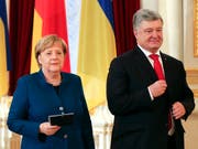 Die deutsche Kanzlerin Angela Merkel und der ukrainische Präsident Petro Poroschenko informieren nach ihrem Treffen die Medien. (Bild: KEYSTONE/AP/EFREM LUKATSKY)