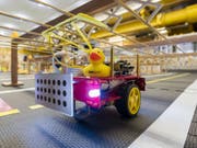 Autonome Mini-Taxis kutschieren Badeenten durch Duckietown an der ETH Zürich. (Bild: ETH Zürich/Alessandro Della Bella)