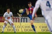 Zeigt sein Können: Chiassos Dorian Charlier, beobachtet von Luzern Filip Ugrinic. (Bild: Pablo Gianinazzi / Keystone (Chiasso, 1. November 2018))