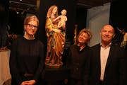 Christine Süry, Gabriele Keck und Heinz Reinhart vor der Madonna mit Kind aus dem Kloster Feldbach. (Bild: Christof Lampart)