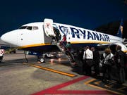 Sollte nur noch gegen Aufpreis möglich sein: Handgepäck auf einem Ryanair-Flieger. (Bild: KEYSTONE/AP/ANDREW MEDICHINI)
