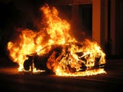 Das Auto fing beim Unfall sofort Feuer und brannte vollständig aus. (Bild: KEYSTONE/KANTONSPOLIZEI BL)