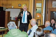 Gemeinderat und Präsident der Ortsplanungskommission Markus Schmidli bei seinen Ausführungen. (Bild: ASZ)