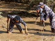 Jordanische Rettungskräfte auf der Suche nach Lebenszeichen südlich der Hauptstadt Amman. (Bild: KEYSTONE/AP/RAAD ADAYLEH)