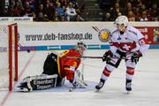 Bezwingt im Penaltyschiessen Deutschlands Goalie Niklas Treutle: Lino Martschini. (Bild: Andy Müller/Freshfocus, 10. November 2018)