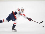 Jonas Siegenthaler kommt zu seinem Pflichtspiel-Debüt im Dress der Washington Capitals (Bild: KEYSTONE/AP/STEVEN SENNE)