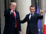 Lächeln vor den Kameras - nach bissigem Tweet: US-Präsident Trump (links) mit dem französischen Präsidenten Macron in Paris. (Bild: KEYSTONE/AP/THIBAULT CAMUS)