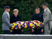 Frankreichs Präsident Macron und die deutsche Kanzlerin Merkel legten einen Kranz zum Gedenken an die Opfer des Ersten Weltkriegs nieder. (Bild: KEYSTONE/AP REUTERS/PHILIPPE WOJAZER)