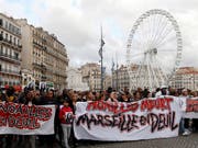 Einwohner und Verbände haben am Samstag der Opfer des Häusereinsturzes gedacht. Sie protestierten aber auch gegen die Wohnungspolitik der Stadt. (Bild: KEYSTONE/AP/CLAUDE PARIS)