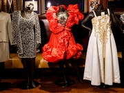 Brachten bei einer Versteigerung in New York mehrere Tausend Dollar ein: Konzertoutfits der Mitte August verstorbenen US-Soulsängerin Aretha Franklin. (Bild: KEYSTONE/EPA/JUSTIN LANE)
